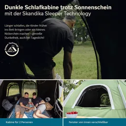 Zeltbild mit dunkler Schlafkabine, zwei Personen liegen entspannt auf einem Bett, Fensteransicht und grünes Zelt im Hintergrund.