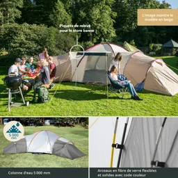 Zelt in beigem und grauem Farbton auf einer Wiese. Personen sitzen an einem Tisch und unterhalten sich. Grillgerät und Campingstühle sind sichtbar.