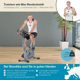 Person auf einem Heimtrainer in sportlicher Bekleidung, umgeben von Pflanzen und Fenstern. Text und Informationen im unteren Bildbereich.