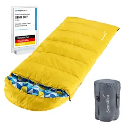 Gelber Schlafsack mit geometrischem Innenfutter, daneben grauer Packsack und Auszeichnung „SEHR GUT“ in einem Rahmen.