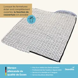 Ein Schlafsack mit schwarzem und weißem Muster liegt auf einem hellen Hintergrund. Eine Grafik zeigt eine Funktion.
