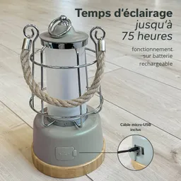 Laterne mit einem Gehäuse aus Metall und Holz, ausgestattet mit einem Seilgriff und einem Ladestecker.