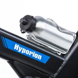 Wass bottle aus Metall in Halterung, platziert auf einem schwarzen Fahrradrahmen mit blauer "Hyperion"-Aufschrift.