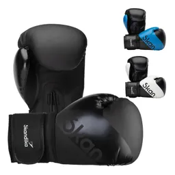 Schwarze Boxhandschuhe mit einer glänzenden Oberfläche und Logo, umgeben von zwei weiteren Handschuhen in Blau und Weiß.