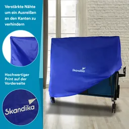 Ein blauer Bezug mit dem Logo „Skandika“ ist über einen gefalteten Stuhl gelegt, der auf einem Parkettboden steht. Hinter dem Stuhl sind Fenster mit Vorhängen sichtbar.