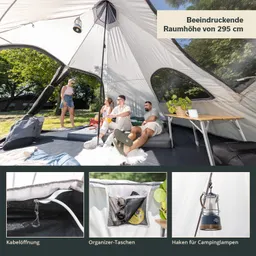 Zelt mit drei Personen auf Matratzen, einem Tisch und Pflanzen. Zwei Personen sitzen, eine steht. Außenraum mit Bäumen.