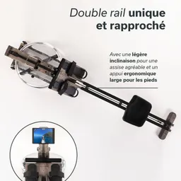 Rudergerät aus Holz mit Wassertank, ergonomischem Sitz und Fußstützen. Smartphonehalterung sichtbar.
