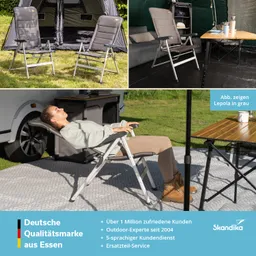 Zwei Klappstühle stehen vor einem Zelt. Eine Person liegt entspannt in einem dritten Stuhl auf einem Teppich. Ein Tisch mit Geschirr ist ebenfalls sichtbar.