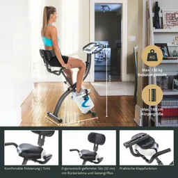 Frau sitzt auf einem Heimtrainer mit ergonomischem Sitz. Im Hintergrund ein Wohnzimmer mit Holzfußboden und Möbeln.