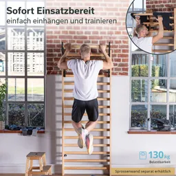 Person hängt an einer Sprossenwand aus Holz, die an einer Ziegelwand befestigt ist. Helle Umgebung mit Fenster im Hintergrund.