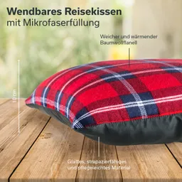 Wendbares Reisekissen mit Mikrofasern, rot-karierter Baumwolloberfläche und schwarzem, glattem Unterstoff. Größe: 10 cm hoch.