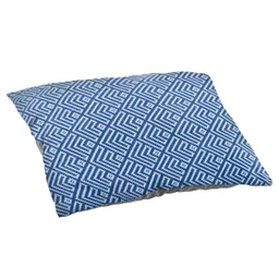 Kissen mit geometrischem Muster in Blau und Weiß auf einem weißen Hintergrund.
