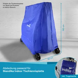 Blaue Abdeckung für eine Tischtennisplatte, auf Rollen, mit Maßangaben und Logo. Hintergrund aus Holz.