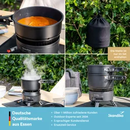 Kochtopf mit Suppe auf einem Campingkocher, umgeben von einer grünen Pflanzenwand. Zubehör und Essgeschirr sichtbar.