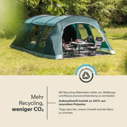 Zelt in grüner Farbe auf einer Wiese mit Wohnaccessoires. Bänke und Tisch stehen davor. Umgebende Bäume im Hintergrund.