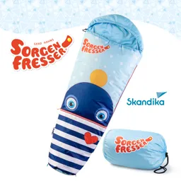 Schlafsack mit einem blauen und weißen Design, auf dem ein freundliches Tiergesicht und ein Herz abgebildet sind. Neben dem Schlafsack ist ein aufgerollter Sack mit dem gleichen Design sichtbar. Logos von „Sorgenfresser“ und „Skandika“ sind zu sehen.