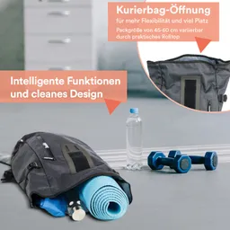 Schwarze Tasche mit rollbarem Oberteil, darin liegen eine blaue Yogamatte und ein Handtuch. Daneben Wasserflasche und Hantel.