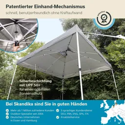 Faltbarer Pavillon mit silberner Beschichtung und einhandbedienbarem Mechanismus, umgeben von Bäumen im Freien.