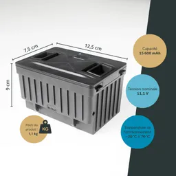 Schwarze Batterie mit Maßen 12,5 cm x 7,5 cm x 9 cm. Angegebene Kapazität 15.600 mAh, Spannung 11,1 V, Gewicht 1,1 kg.