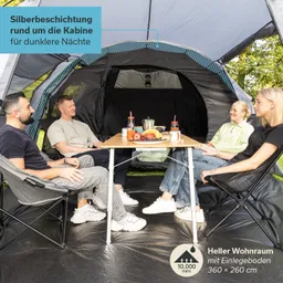 Tisch mit Lebensmitteln und Getränken, umgeben von vier Personen in einer Zeltkabine. Innenansicht mit schwarzer Wand.