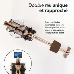 Rudergerät mit transparentem Wassertank, Holzrahmen, ergonomischem Sitz und Fußstützen, inklusive Bildschirmhalterung.