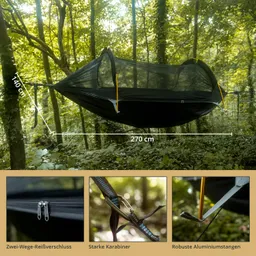 Eine schwarze Hängematte mit Moskitonetz hängt zwischen Bäumen im Wald. Maße: 270 cm x 140 cm. Unten drei Detailbilder von Reißverschluss, Karabiner und Aluminiumstangen.