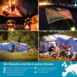 Lagerfeuer mit brennenden Holzstücken, Zelt im Hintergrund, Menschen sitzen zusammen, spielen Gitarre und essen.