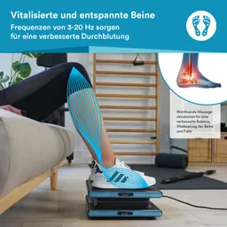 Person mit einer schwarzen Leggings und weißen Sneakers steht auf mehreren Plattformen, die Vibrationen erzeugen. Im Hintergrund sind Fitnessgeräte sichtbar.