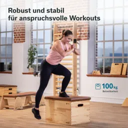 Eine Person steht auf einer Holzbank und führt eine Übung aus. Im Hintergrund sind Fenster und ein weiterer Trainingsbereich sichtbar.