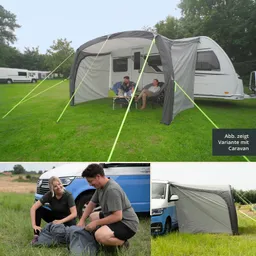 Ein Vorzelt ist vor einem Caravan aufgebaut. Zwei Personen sitzen auf Klappstühlen. Im unteren Bildbereich sind zwei Personen zu sehen, die ein Zelt zusammenpacken, während ein Fahrzeug im Hintergrund steht.