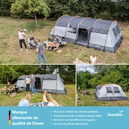Zelt im Freien mit mehreren Personen, die sich um einen Tisch mit Essen versammeln, umgeben von Bäumen und Rasen.