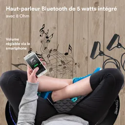 Person sitzt mit überkreuzten Beinen auf einem Gerät, hält ein Smartphone. Musiknoten sind dekorativ im Hintergrund.