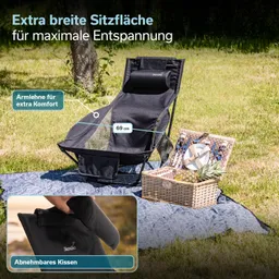 Eine Person sitzt entspannt in einem schwarzen Stuhl. Neben ihr steht ein Tisch mit Snacks und Getränken. Im Hintergrund sind Bäume und eine Grillstation sichtbar. Links und rechts sind Detailansichten des Stuhlgestells und eines Getränkehalters.