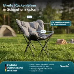 Grauer Stuhl in Schmetterlingsform mit breiter Rückenlehne, auf einer Wiese platziert, hinter einem Zelt. Maße: 82 cm Breite, 60 cm Höhe.