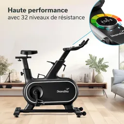 Ein Fitnessbike in Schwarz mit einem stabilen Gestell und einem digitalen Display. Im Hintergrund ist eine helle, moderne Wohnumgebung mit Pflanzen und Möbeln zu sehen.