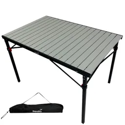 Klappbarer Tisch mit grauer, gestreifter Tischplatte und schwarzen Beinen, neben einer Tragetasche.