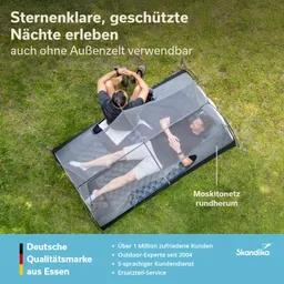 Zwei Personen liegen in einem offenen Zelt auf einem Rasen, umgeben von einem Moskitonetz. Textinformationen sind im oberen und unteren Bereich des Bildes.