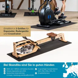 Zwei Fitnessgeräte auf schwarzem Untergrund: ein Crosstrainer und ein Rudergerät aus Holz. Hintergrund mit Holzdecke.