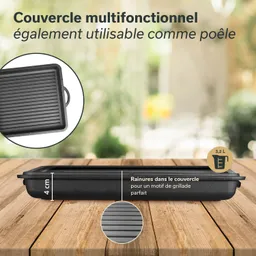 Schwarzer, rechteckiger, multifunktionaler Topfdeckel mit Rillen für Grillmuster, auf einem hölzernen Tisch.
