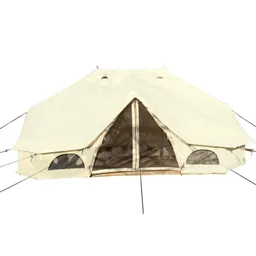 Großes Zelt in beige mit abgerundeten Ecken, Fensteröffnungen und überdachtem Eingangsbereich, gesichert mit Spannleinen.