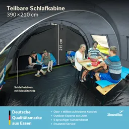 Teilbare Schlafkabine im Zelt mit zwei Bereichen. Personen sitzen und essen an einem Tisch, andere lesen auf Bänken.