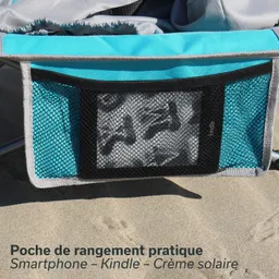 Auf dem Bild ist eine praktische Aufbewahrungstasche in Blau und Schwarz zu sehen, die an einem Stuhl befestigt ist. Die Tasche enthält ein Netzfach mit einem ungefähren Muster und ist für die Aufbewahrung von Smartphone, Kindle und Sonnencreme gedacht.