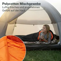 Zeltinnensicht mit einer Person, die in einem Schlafsack liegt und eine Tasse hält. Detailansicht des Schlafsackmaterials.