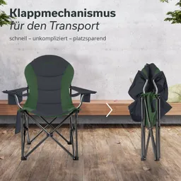 Klappstuhl in grau und grün, links aufrecht stehend, rechts zusammengeklappt. Holzbank im Hintergrund, blasser Hintergrund.