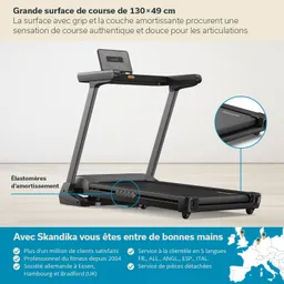 Lauffläche eines Laufbands in Schwarz mit einem grauen Gestell und einem digitalen Display. Vorderansicht auf Holzoberfläche.