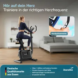 Frau in Sportbekleidung auf einem Heimtrainer. Im Hintergrund ein Wohnzimmer mit Sofa und Pflanzen. Informationen über das Gerät.