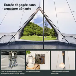 Zeltinnenansicht mit offener Eingangstür, die einen Blick auf grüne Wiesen und Bäume bietet. Sichtbare Ausstattungen: Bodenmatte, Taschen, Lampenhalterung.