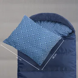 Blaue Schlafsacköffnung mit einem Kissen in geometrischem Muster. Maße: Kissen 45 cm, Schlafsack 40 cm breit.