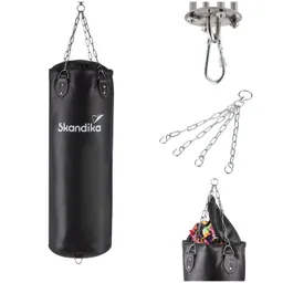 Schwarze Boxsack mit Metallketten zum Aufhängen, mit dem Logo "Skandika", und zusätzliche Teile wie Haken und Kette.
