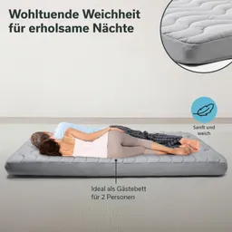 Grau gedrückt Matratze auf dem Boden, zwei Personen liegen nebeneinander. Text beschreibt Weichheit und Eignung als Gästebett.